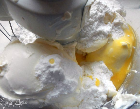 Соединить маскарпоне, сахарную пудру и желток ***желток куриного яйца можно заменить желтками перепелиных яиц, для безопасности, или вовсе отказаться, добавив немного сливок, для нужной консистенции. А алкоголь (я обычно люблю ром) не решился добавлять, т.к. сомневался в сочетаемости со специями)*** 