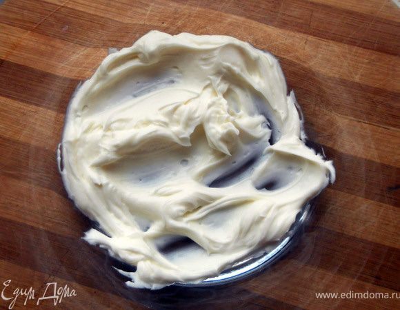 Дно формы/миски слегка смазать маскарпоне.