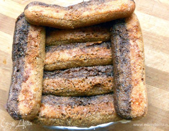 Печенье на несколько секунд опустить в кофе (я люблю, чтобы они были влажные-влажные, тогда десерт не будет сухим), выложить поверх крема. 