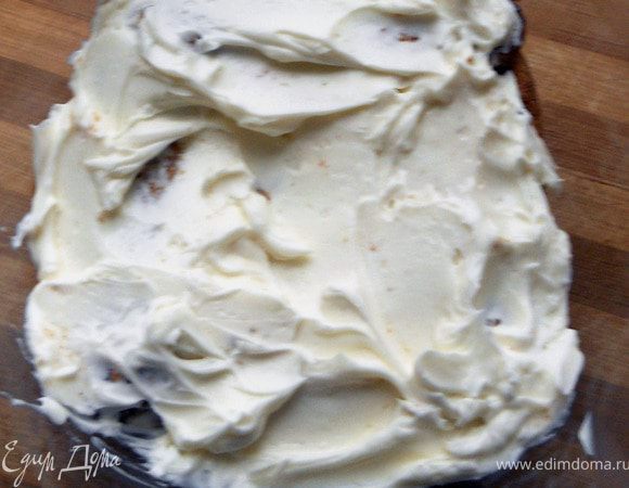 Поверх печенья распределить часть маскарпоне ***я на этот раз выбрал красивую, но несколько нестандартную форму, поэтому разгладить крем ножом/лопаткой было практически нереально:)*** Слои повторить, пока не кончится крем, последний слой - маскарпоне. Накрыть миску пленкой и убрать в холодильник как минимум на 4 часа. 