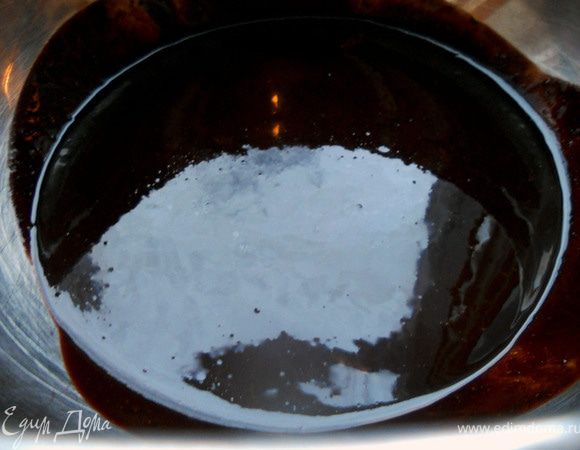 Растопить шоколад и масло, лучше на водяной бане.