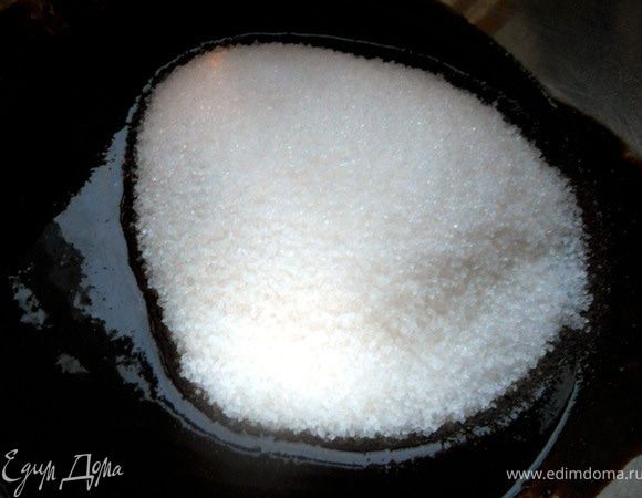 Добавить сахар, растереть. 