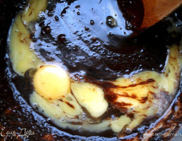 Ввести яйца (не взбивая), хорошо размешать. 