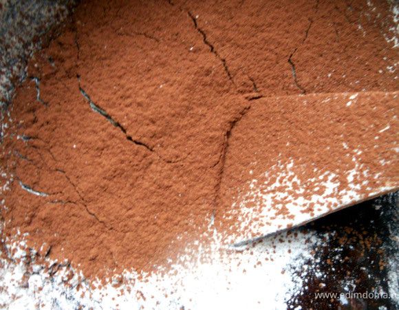 Просеять какао-порошок и муку, размешать. Должно получится достаточно густое и вязкое тесто. 