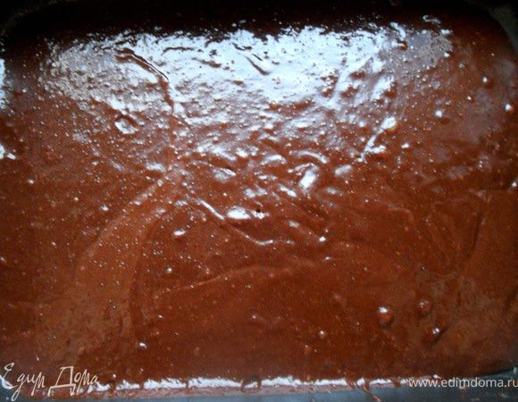 Духовку предварительно разогреть до 180+-. Форму слегка смазать сливочным маслом (а лучше застелить бумагой), распределить равномерно тесто. Выпекать около 20-25 минут (впрочем, все зависит от высоты теста). Важно брауни не пересушить, он должен оставаться слегка влажным, с кремообразной текстурой.