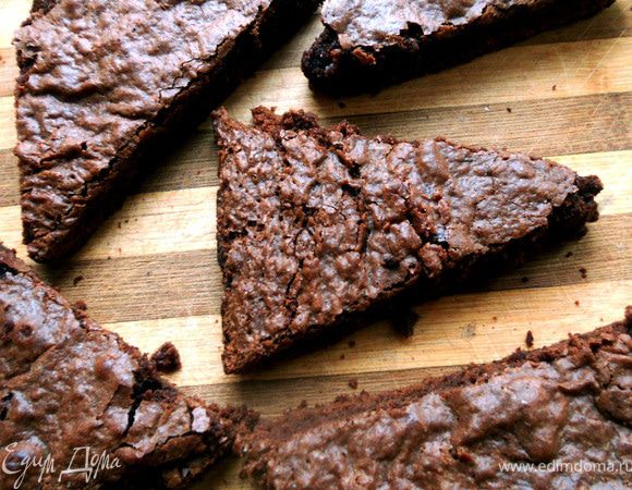 Охладить при комнатной температуре, затем выдержать хотя бы час вхолодильнике. Разрезать брауни на треугольные сектора. 