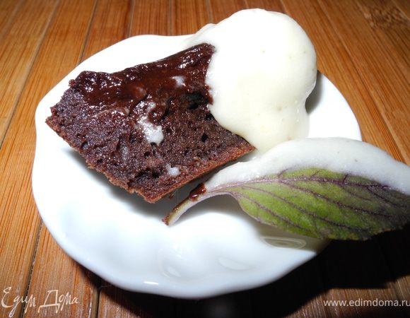 Подавать лучше сильно охлажденным. А если заморозить - получится восхитительный десерт типа сорбе! 
И еще один вариант подачи - с шоколадным гато. 
Очень легкий и нежный десерт, который дарит удовольствие и не отягощает желудок)))