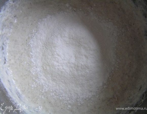 Затем к опаре добавить соль, 1-2 ст.л. растительного масла и оставшуюся муку (около 250-300 г),