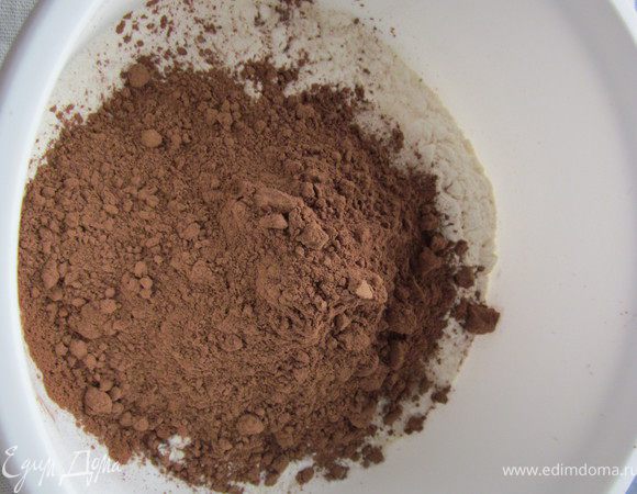 Смешать сухие ингредиенты.