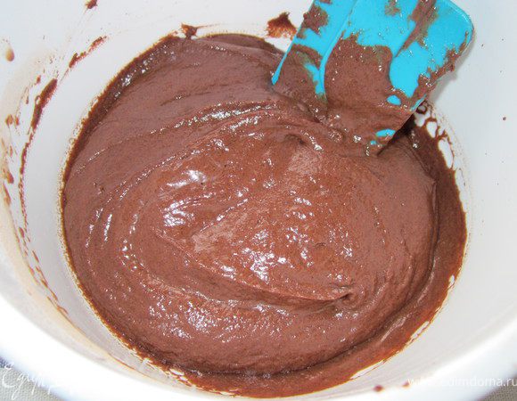 Влить масло и воду и все очень тщательно перемешать.