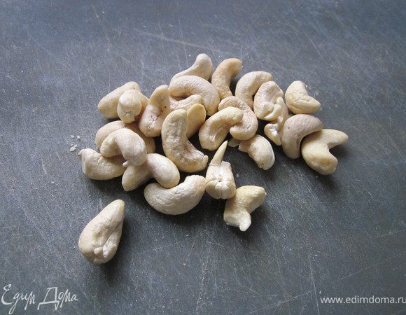 Орехи порубить и добавить к тесту. Перемешать.