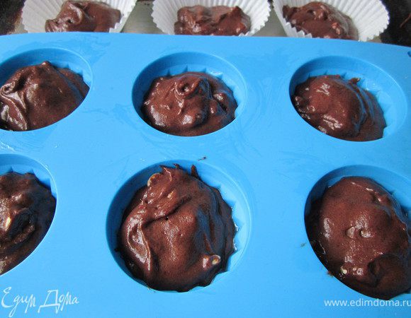  Выложить тесто в формочки для кексов, по 1 столовой ложки.