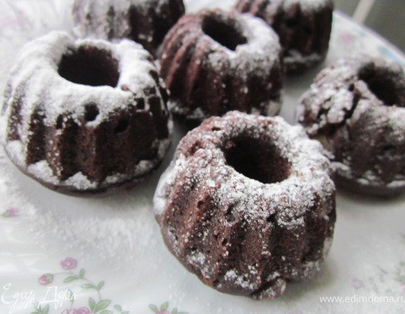 Духовку разогреть до 180* и печь в течении 25-30 минут.
Остудить и вынуть из формочек. Посыпать сахарной пудрой.
ПРИЯТНОГО ЧАЕПИТИЯ!!!