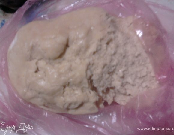 Я предлагаю песочное тесто, но вы можете сделать и свое любимое. У меня это тесто стало любимым поневоле - моя семья обожает песочное печенье, а так как магазинное очень отдаленно напоминает настоящее печенье, то это тесто я делаю впрок - и недели две оно прекрасно хранится в холодильнике в пленке.