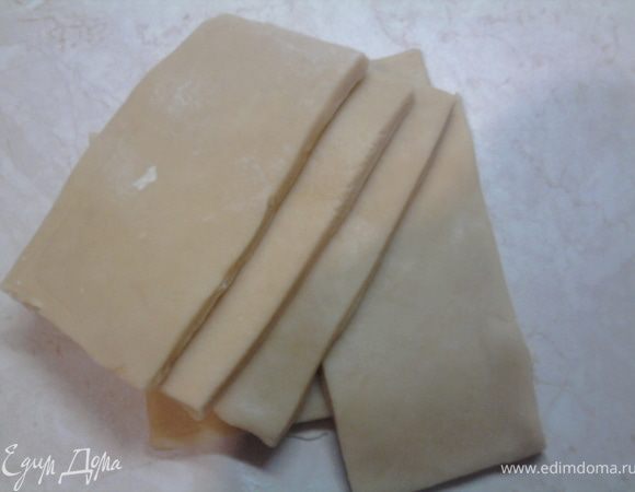 Размягченное сливочное масло (или сливочный маргарин) хорошо взбить с сахаром и яйцом. Муку смешать с солью, содой, ванилью. Замесить тесто и отправить его в холодильник минимум на 30 мин. Затем можно приступать к формированию печений, подсыпая на стол немного муки, только чтоб тесто не прилипало. Ракатываем пласт толщиной около 0,5 см.