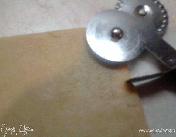 Затем режем полосочки одной длины. Мне удобно это делать вот таким приспособлением.