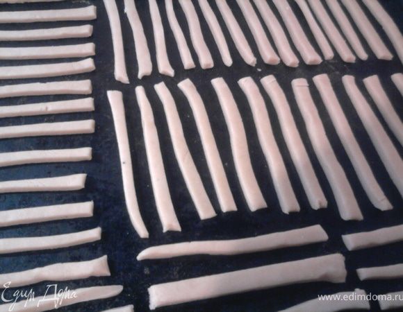Укладываем полосочки не противень.