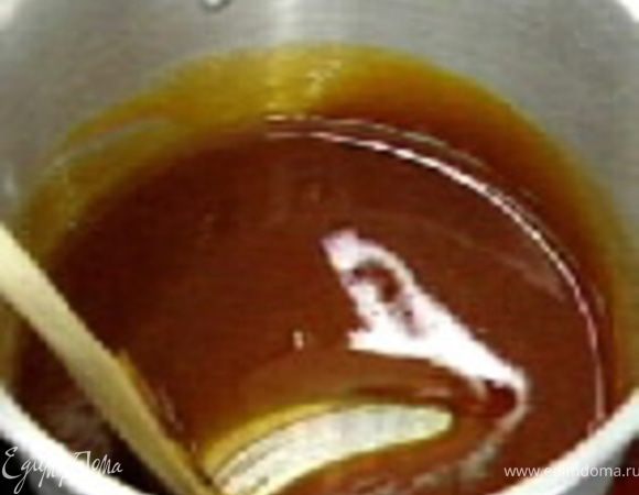  С тёплой карамели натянуть украшение.
В остальную добавить 75г сливок поставить на огонь до растворения карамели в сливках.
