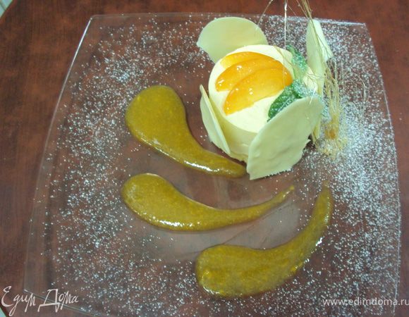  Абрикосы перебить в блендере оставив 3 дольки на украшение. В пюре добавить сахар и проварить 5 мин.