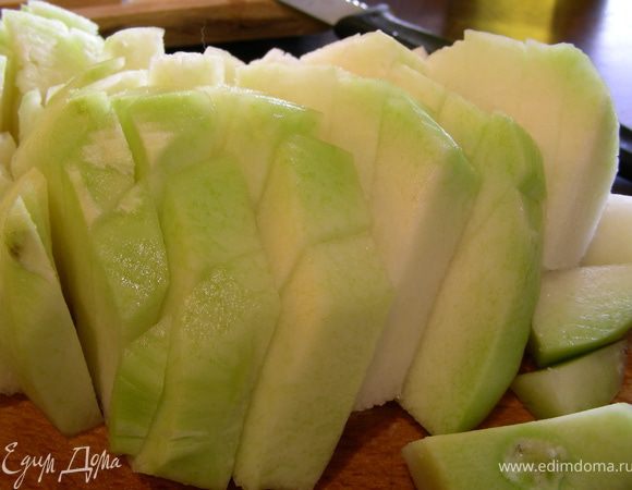 Очищаем кольраби и нарезаем ее кубиками. Грушу нарезаем тонкими полосочками. Фету нарезаем кубиками.
