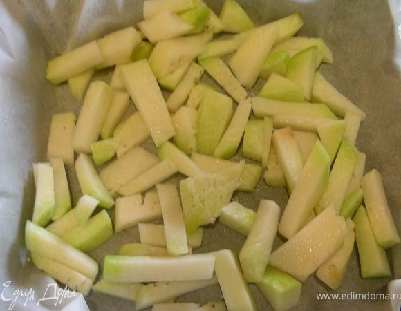 Треть кубиков и грушу откладываем в миску и сбрызгиваем лимонным соком. Остальное выкладываем в форму для запекания, немного поливаем оливковым маслом и запекаем минут 20 при 180 гр. Достаем из духовки и даем остыть.
