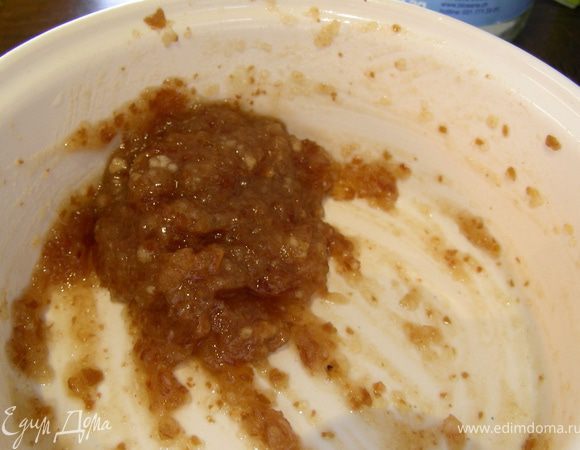 Для заправки смешиваем измельченные в блендере финики (можно их еще и через сито пропустить), мед, уксус.
