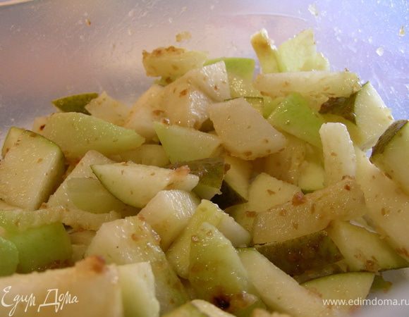 В миску выкладываем оба вида кольраби, грушу. Добавляем заправку и тщательно перемешиваем.
