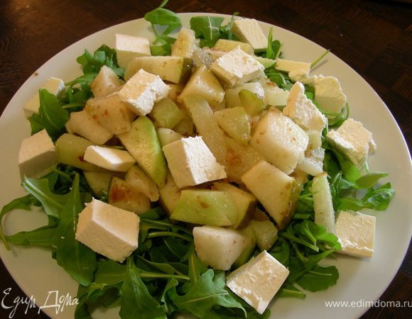 Выкладываем на тарелку салатные листья, сверху получившуюся смесь и фету. Подаем сразу же. Приятного аппетита)))
