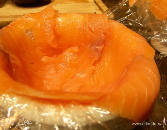 Небольшие формочки для суфле выстилаем пищевой пленкой. Выкладываем лосось по всему периметру, края должны свисать.