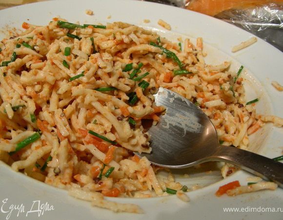 Для начинки смешиваем крабовое мясо, мелко нарезанный шнитт-лук, чили, майонез (или сливки, йогурт, сметана + горчица), 3 ст.л. сока лайма . 