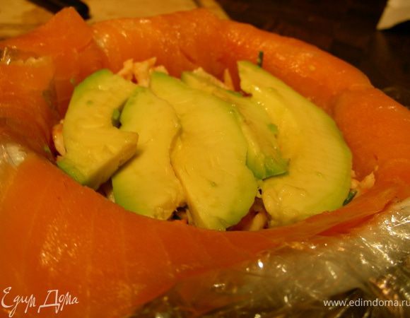 Авокадо нарезаем пластинами, сбрызгиваем соком лайма и выкладываем сверху.
