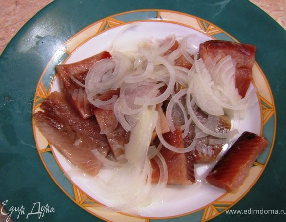 Разделайте селедку.
Снимите кожу, разрежьте вдоль хребта, вытащите все кости и разрежьте каждое филе на 4-6 одинаковых части (зависит от размера селедки).
Возьмите половинку репчатого лука и очень тонко нарежьте его полукольцами (у меня где-то 1-2 миллиметра, я резал медленно).
Смешайте селедку с луком, уксусом и маслом, посыпьте перцем.