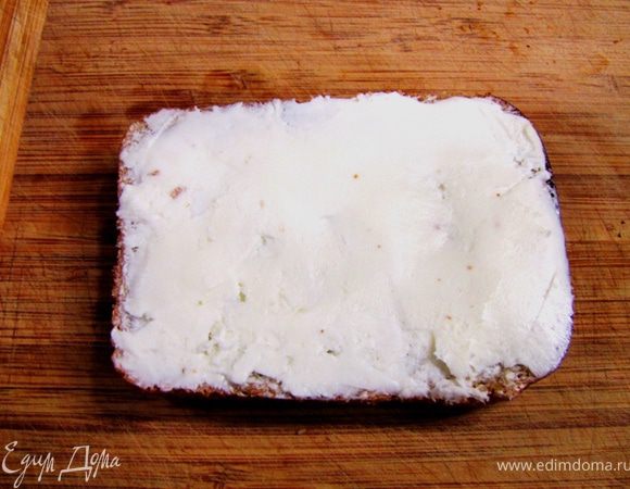 Намажьте на него слой масла. У меня довольно толстый слой - около 2 миллиметров.