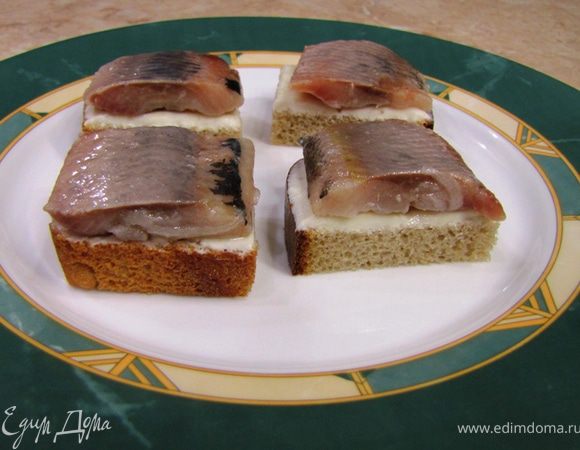 Можете тоже поставить в холодильник.
Разрежьте ломтик хлеба на 4 части.
Положите на каждый ломтик селедку, предварительно убрав весь лук.
Подавайте в тарелке в качестве тостов.