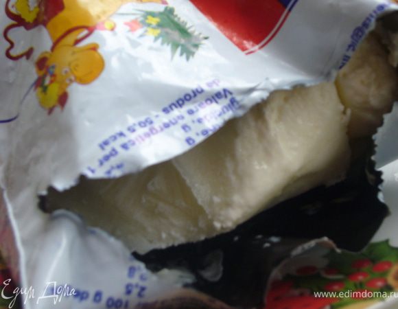 Поместить пакет кефира в морозилку,до полной заморозки.Вытащить ,открыть и размораживать 3-4 часа.Освободить от пакета и поставить тарелку с творогом в холодильник на нижнию полку(чтобы не попали микробы)
 В результате получаеться домашний,мелкозернистый творог.Можно кушать! 