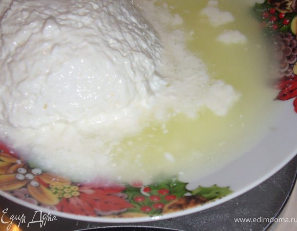 На весах -масса творога вместе с сывороткой -813 г.(вес тарелки -320 г)...творог вместе с сывороткой*493 г......А из сыворотки получаться вкусные блинчики по рецепту
 http://www.edimdoma.ru/recipes/32520