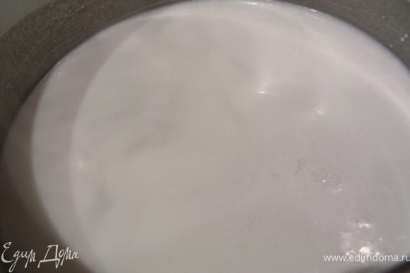 Кокосовое молоко смешиваем с обычным молоком или водой, потщательней, чтобы не было комочков.