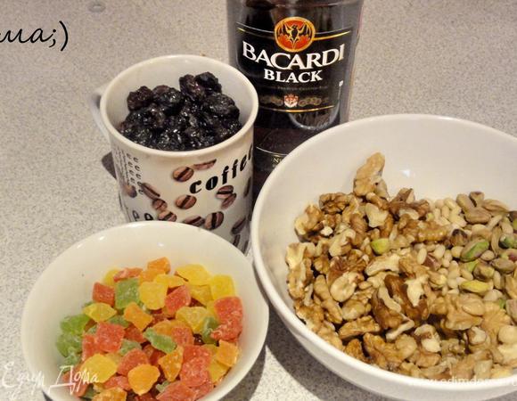 Орехи и цукаты залить ромом и оставить на 6 часов (а еще лучше на ночь). По возможности перемешивать смесь для того, чтобы ром равномерно пропитал каждый кусочек. 