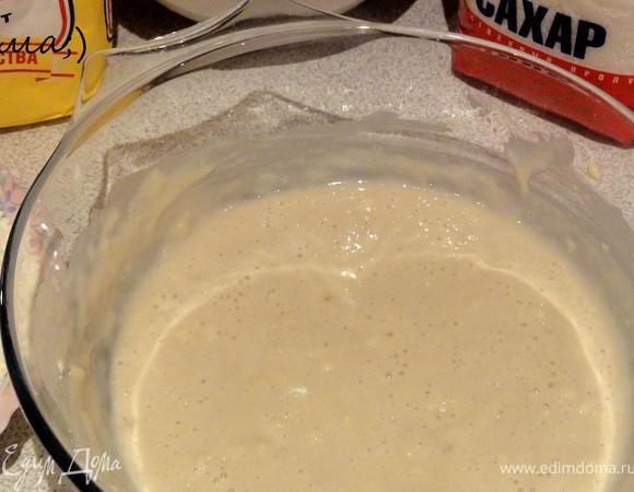 Дрожжи развести в молоке, добавить сахар, 5 столовых ложек муки, тщательно перемешать и дать постоять 20 минут. 