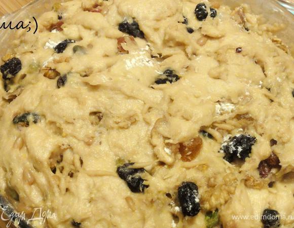 Все тщательно перемешать и добавить муку. Выложить смесь орехов и цукатов и замесить тесто. Убрать тесто в теплое место на 2 часа.