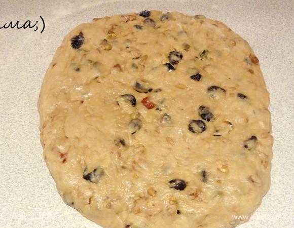 Когда наше тесто подойдет, раскатать его на рабочей поверхности, придавая овальную форму. 