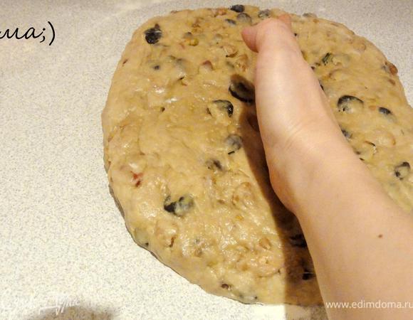 Ребром ладони сделать углубление посередине.