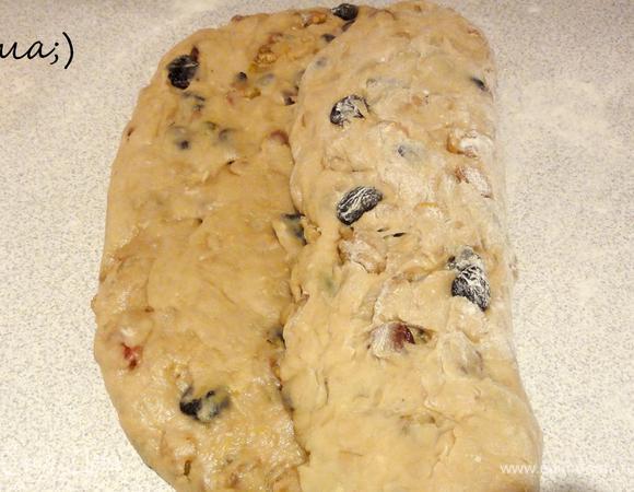 Теперь свернуть тесто вокруг марципана. Сначала один край.