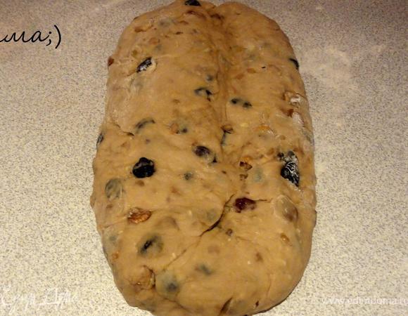 Затем другой. Края теста должны заходить друг на друга. Кекс не должен быть ровным.