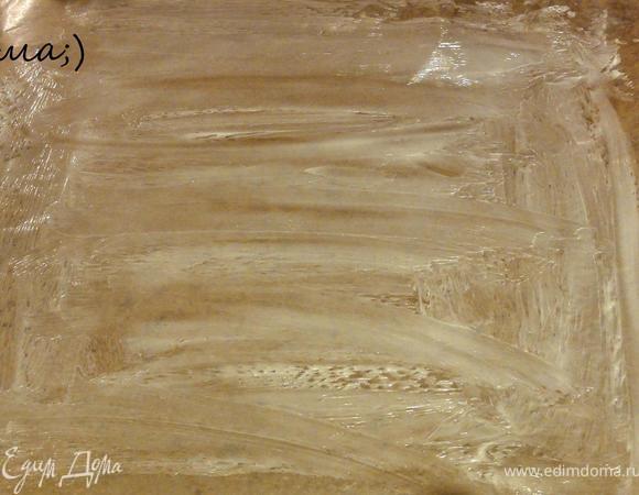 Противень застелить бумагой для выпечки, смазать ее маслом.