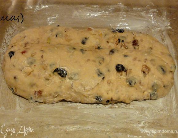 Выложить тесто и поставить опять в теплое место на расстойку примерно на час. 
Я не думала, что теста получится так много, поэтому в следующий раз я разделю тесто и буду выпекать два кекса. 