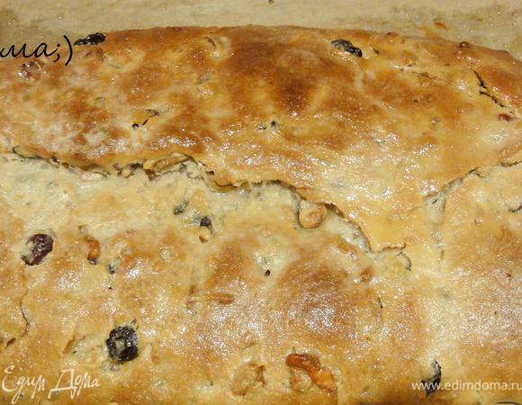 Штоллен выпекать в разогретой до 180°С духовке в течении одного часа. Через полчаса накрыть его фольгой, чтобы поверхность не пригорала. Проверять деревянной палочкой.