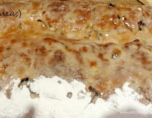 Пока штоллен горячий, его необходимо покрыть сахарно-масляной глазурью. Для этого кекс нужно смазать растопленным сливочным маслом и сразу посыпать сахарной пудрой. Как только пудра впитается, опять смазать маслом и посыпать пудрой. 