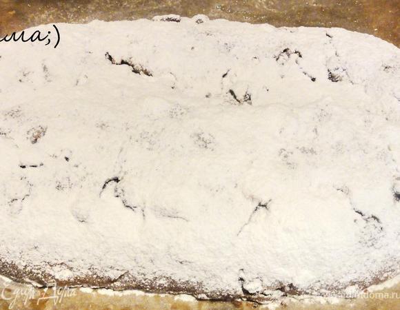 Когда штоллен остынет, его надо накрыть пищевой пленкой и убрать в прохладное место. 