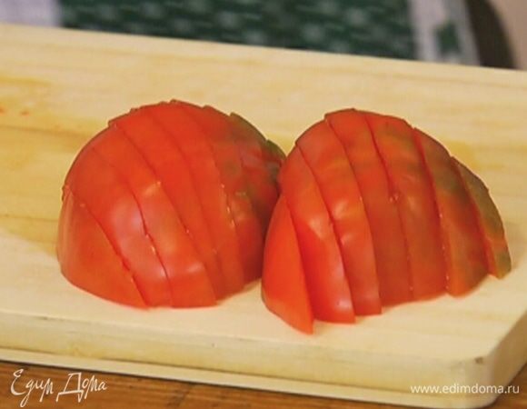 Помидор нарезать кружками (если помидор крупный - полукольцами).